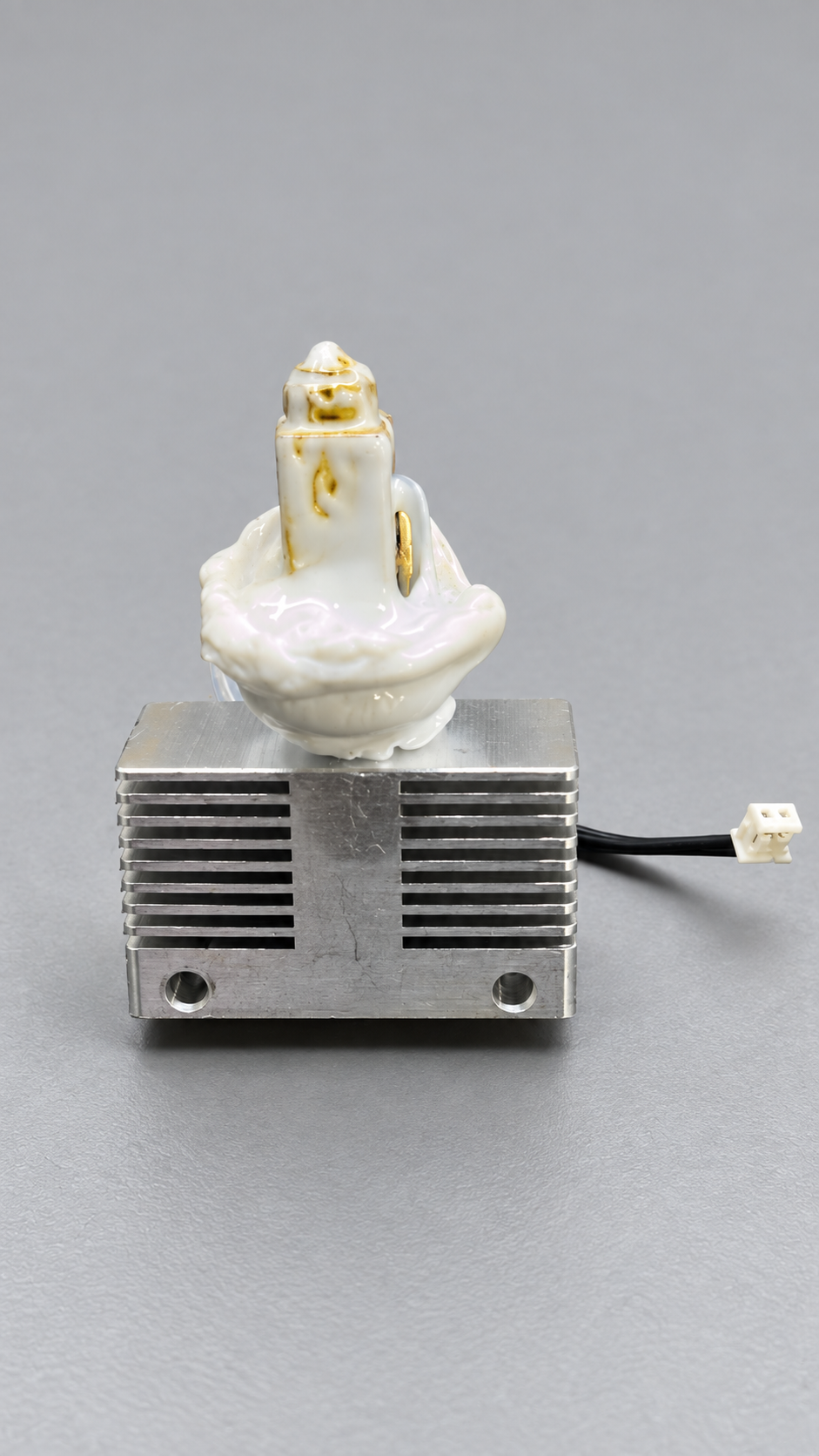 Outro ângulo do hotend, com filamento envolvendo a região do bico